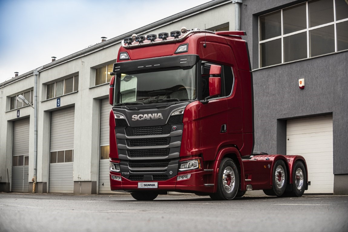 Oferta pracy dla kierowcy C+E. Plandeka – Dojazd firmowym busem